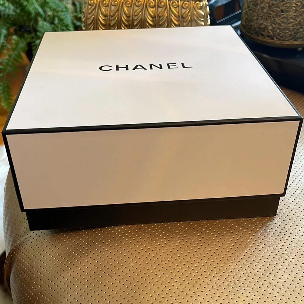 Authentic Chanel Box - Picture 2 of 11
